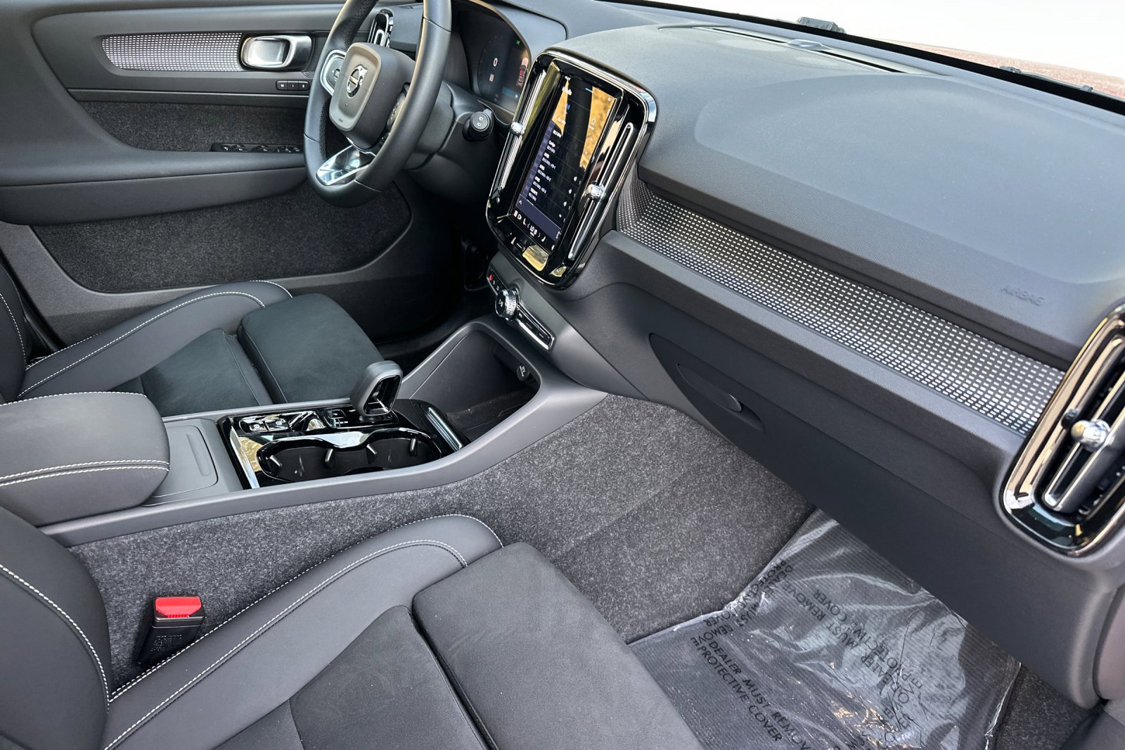 New 2025 Volvo XC40 B5 Plus image 18