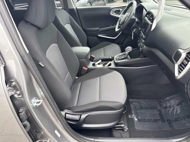 Used 2025 Kia Soul LX w/ LX Technology Package FWD image 9
