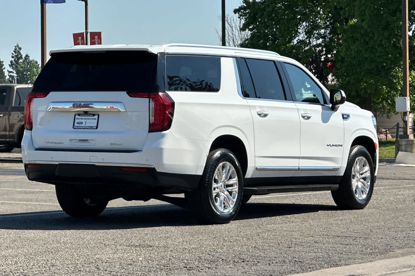 Used 2024 GMC Yukon XL SLT image 2