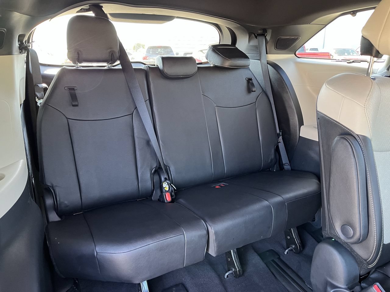 Used 2025 Toyota Sienna Platinum FWD image 28