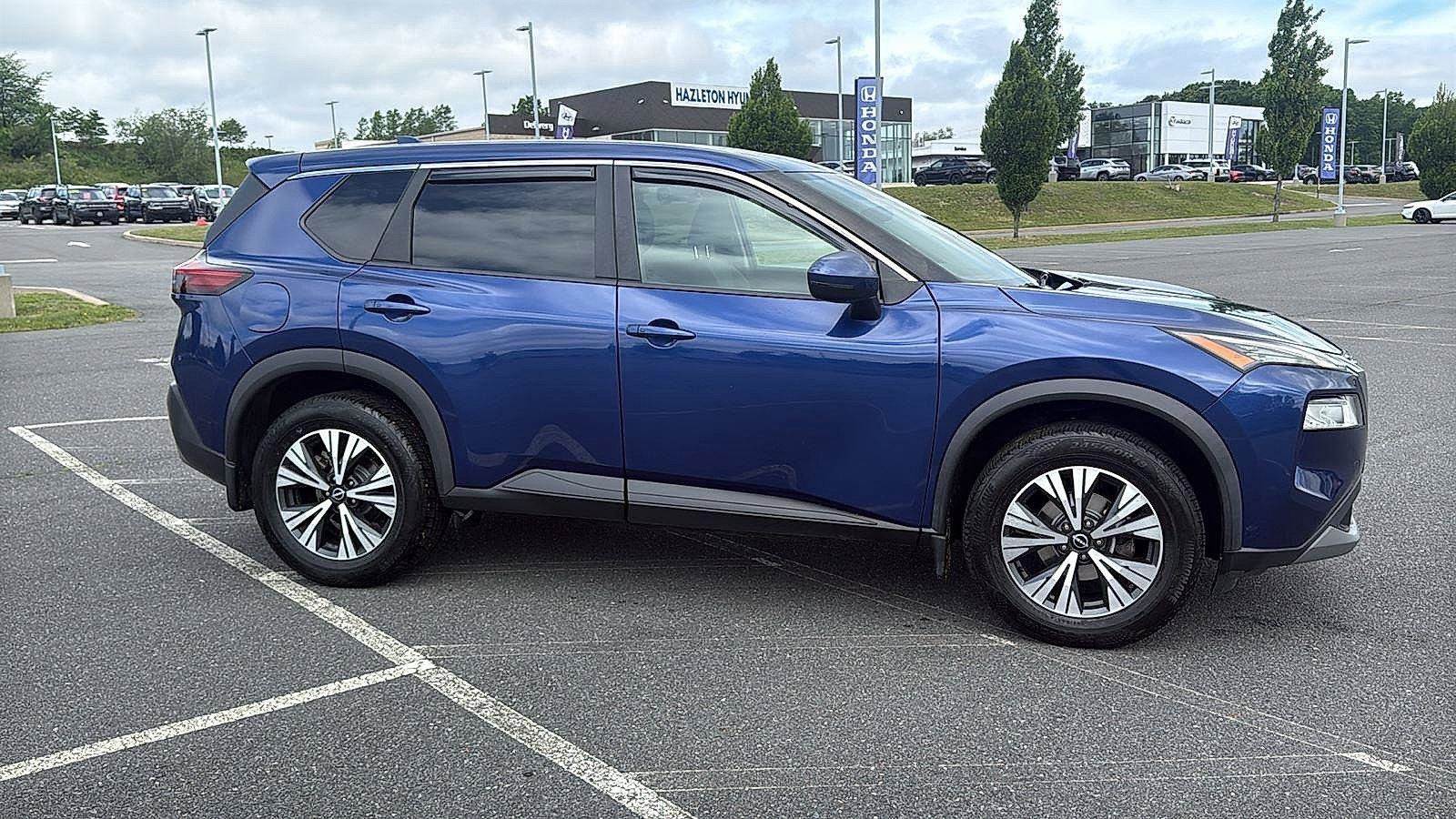 Used 2022 Nissan Rogue SV FWD image 3