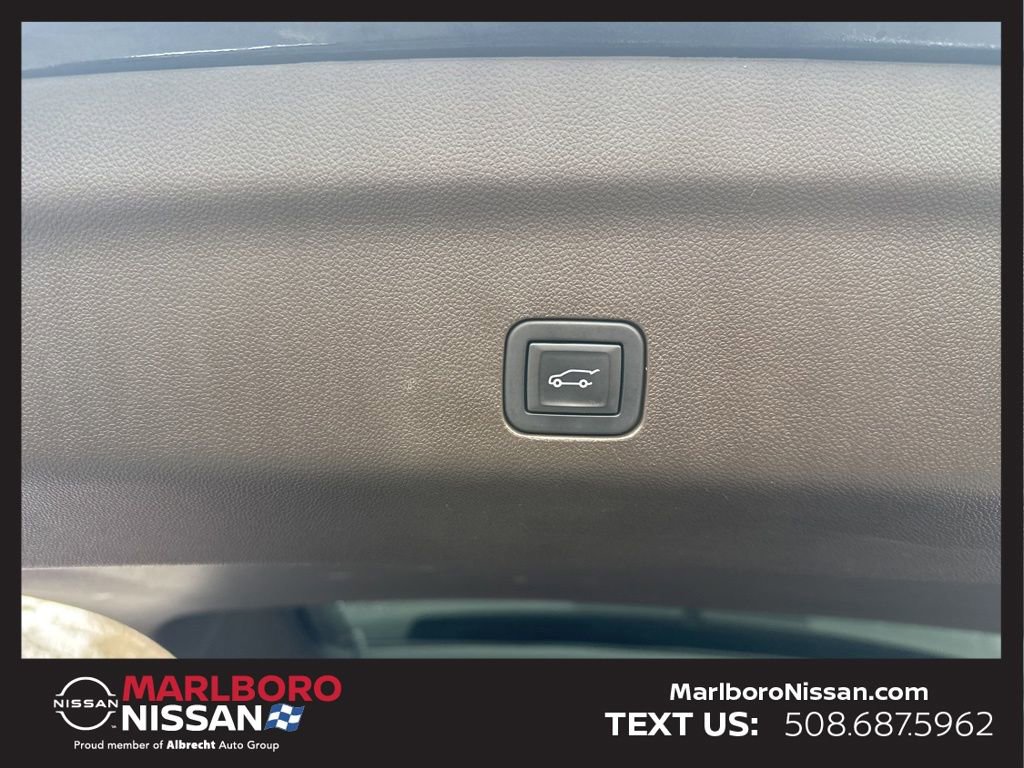 Used 2022 Cadillac Escalade Premium Luxury w/ Performance Package image 16