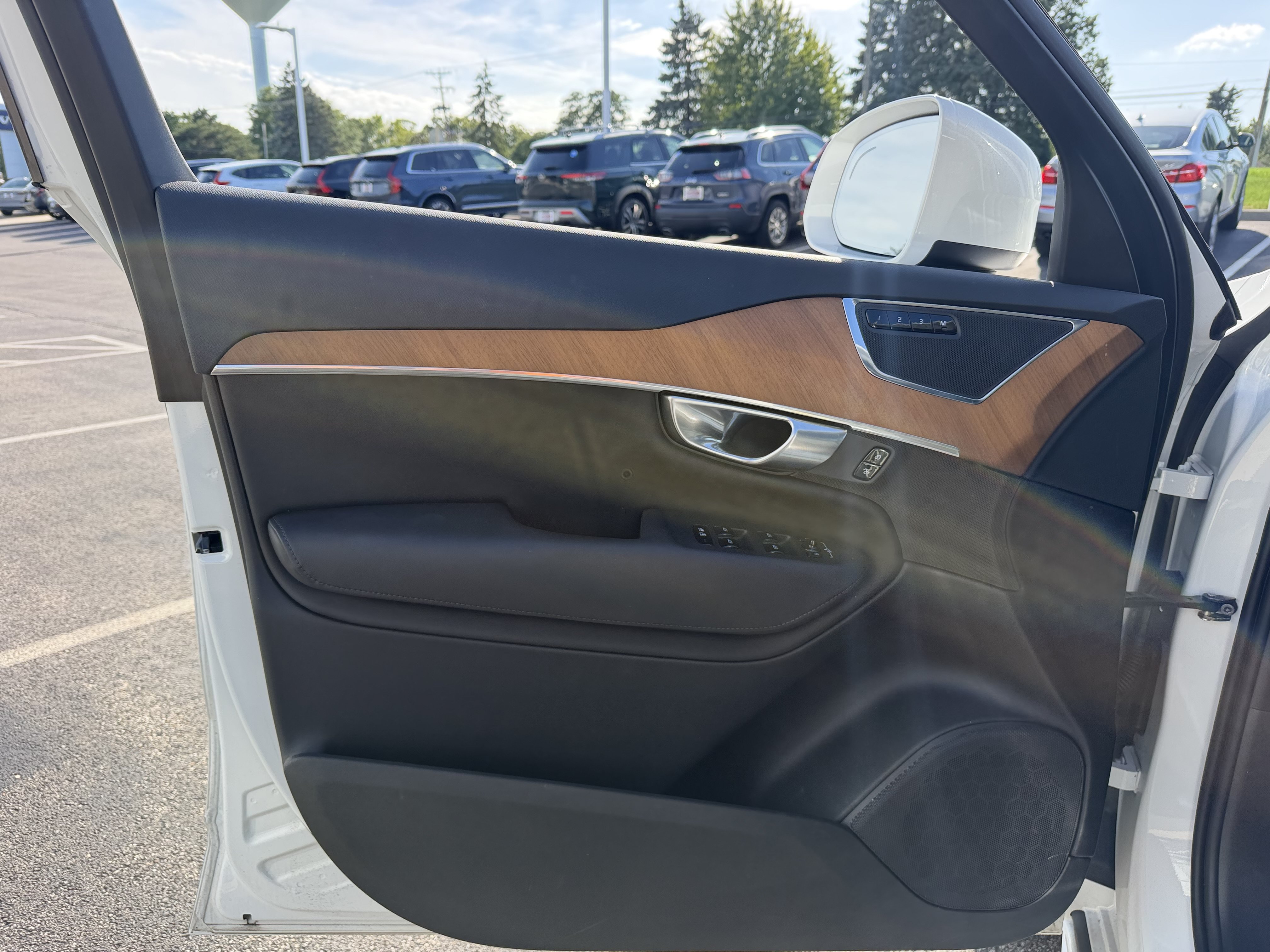 Used 2024 Volvo XC90 B5 Plus w/ Protection Package AWD/4WD image 7