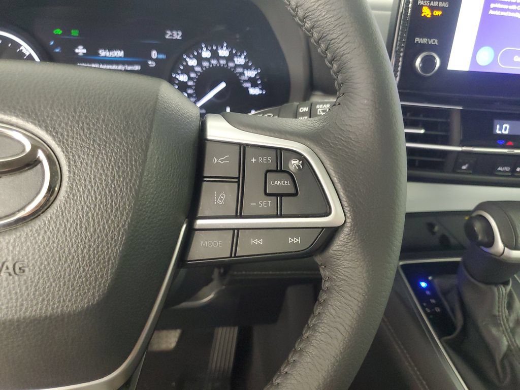 Used 2025 Toyota Sienna XLE w/ XLE Plus Package FWD image 24