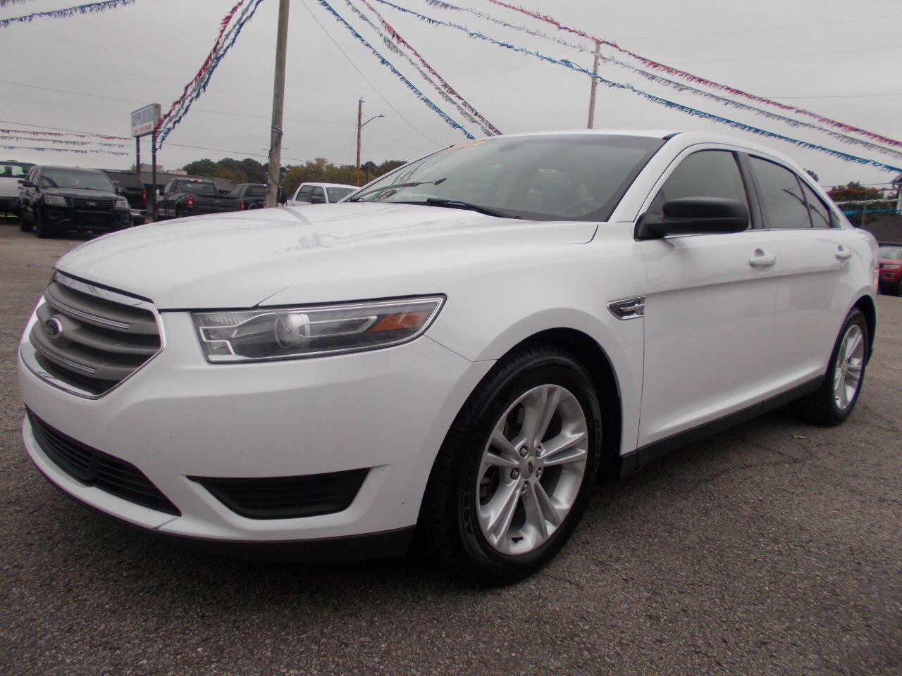 Used 2016 Ford Taurus SE FWD image 1