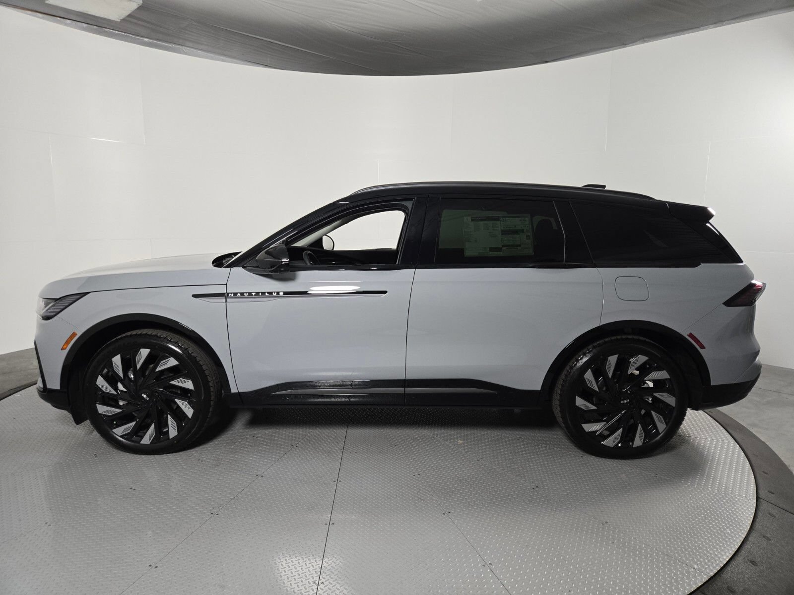 New 2026 Lincoln Nautilus Reserve w/ Jet Appearance Package AWD/4WD image 8