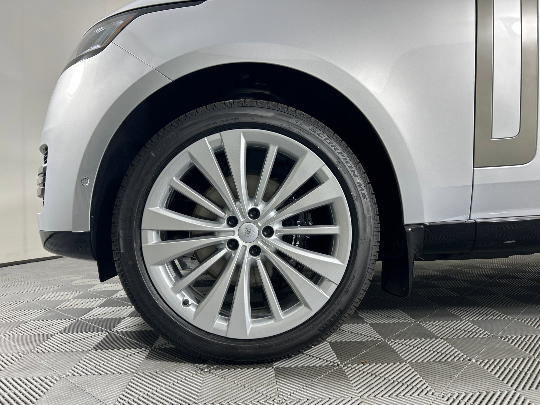 New 2025 Land Rover Range Rover Long Wheelbase SE image 9