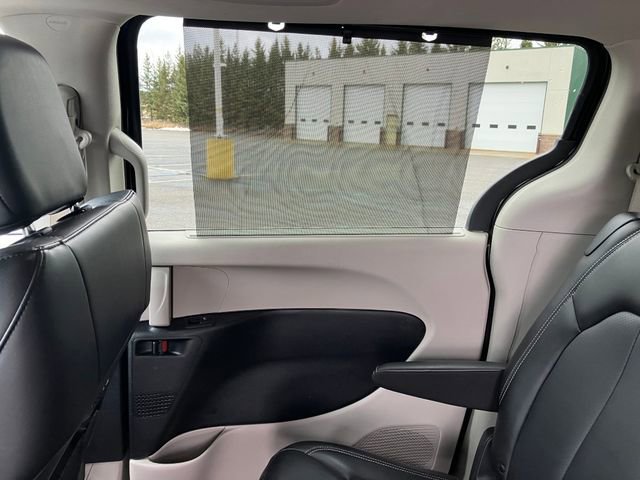 Used 2024 Chrysler Pacifica Touring-L image 18