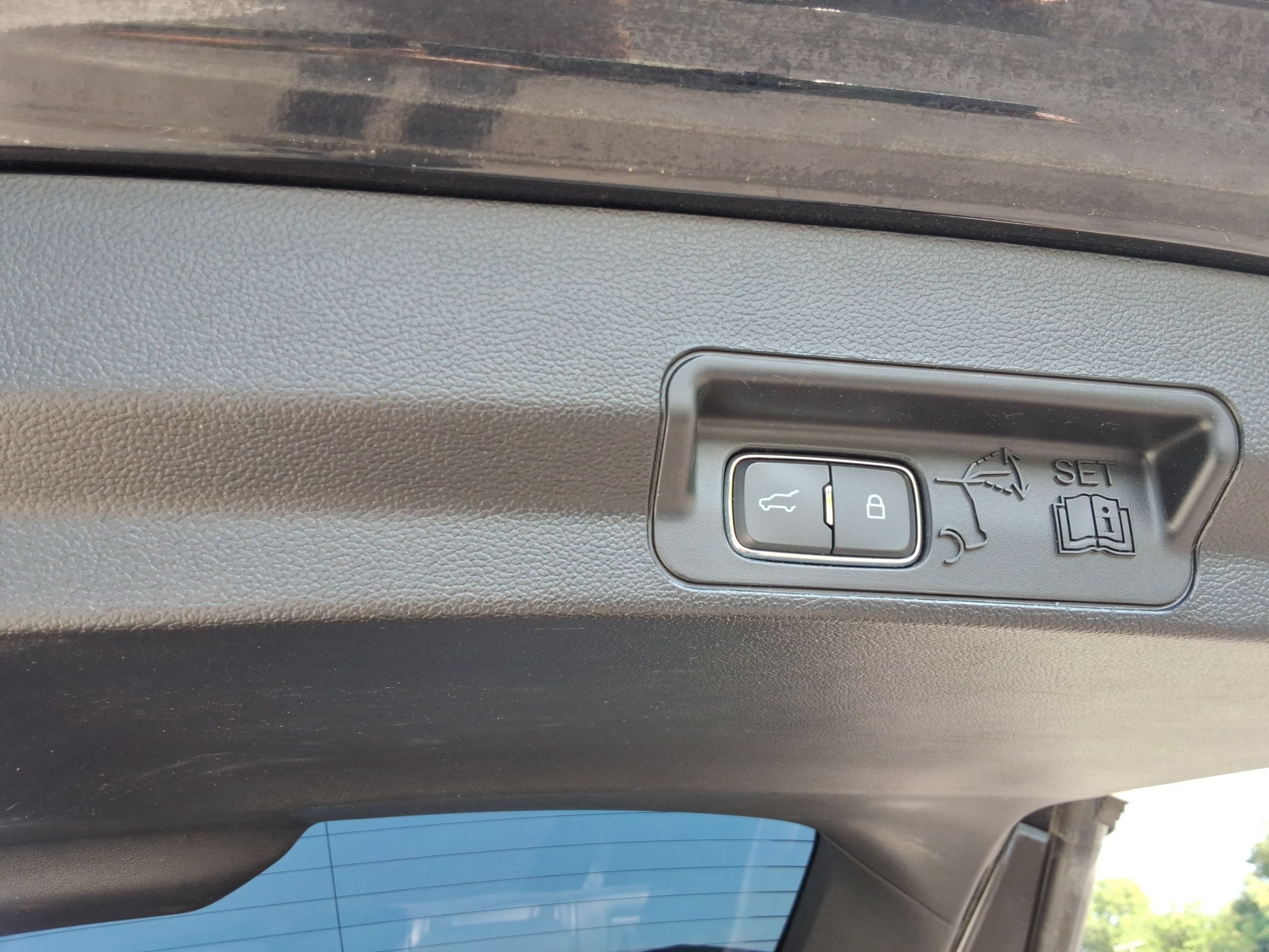 Used 2020 Ford Explorer XLT w/ Equipment Group 202A AWD/4WD image 24