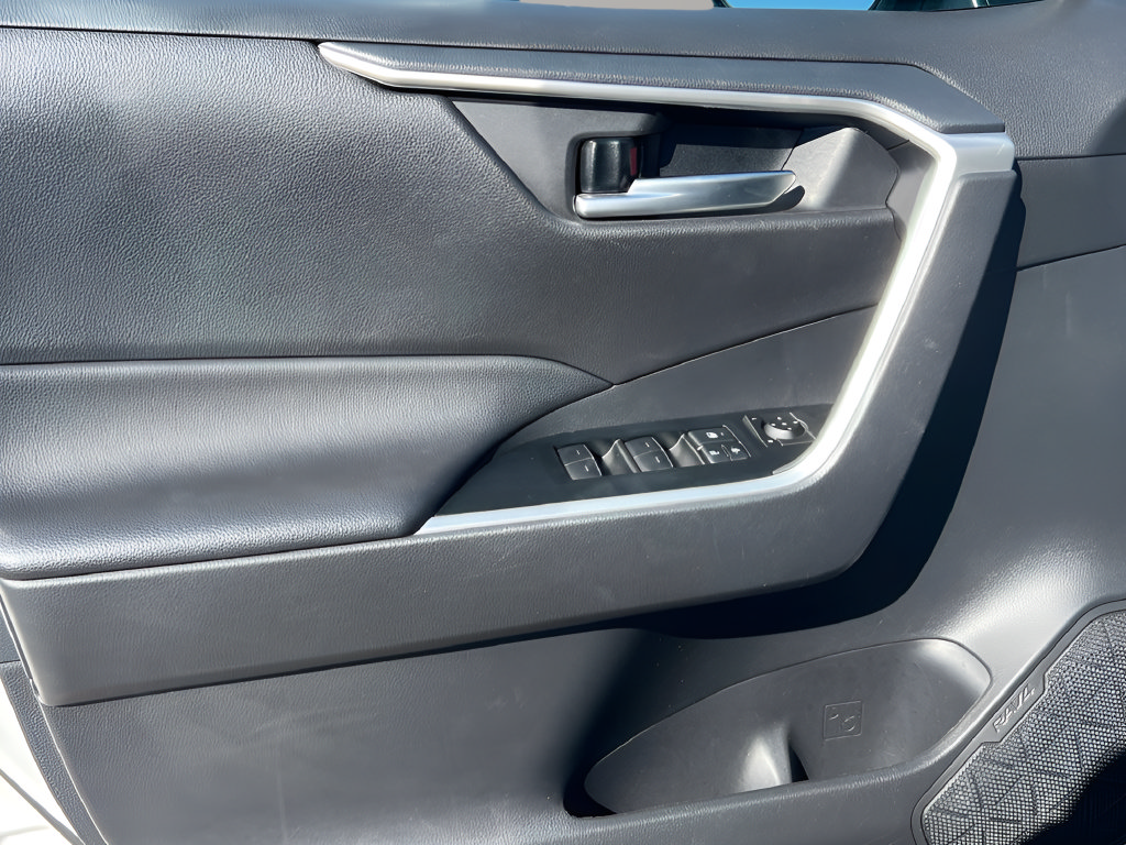 Used 2025 Toyota RAV4 XLE AWD/4WD image 12