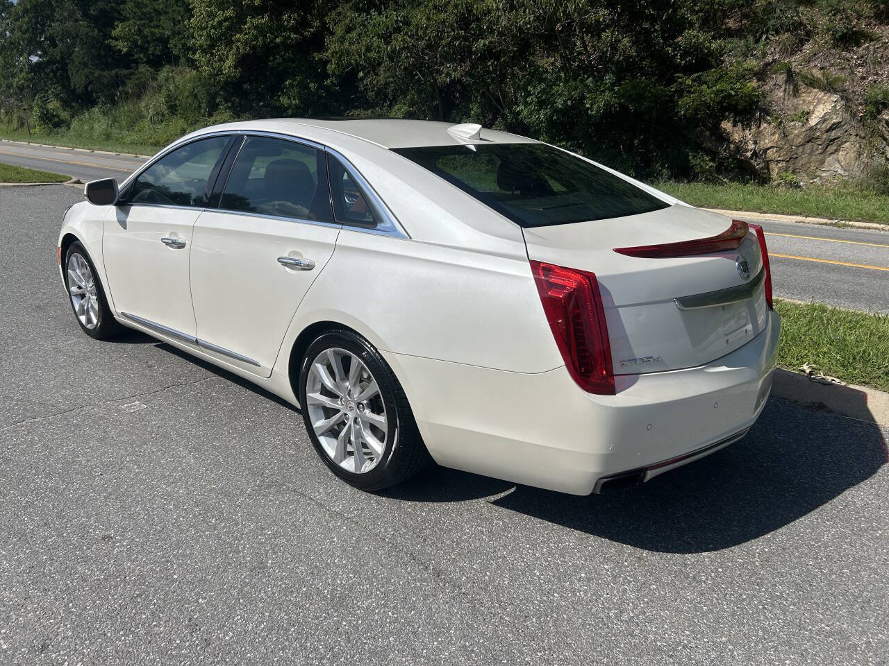 Used 2015 Cadillac XTS Luxury w/ Driver Awareness Package AWD/4WD image 4