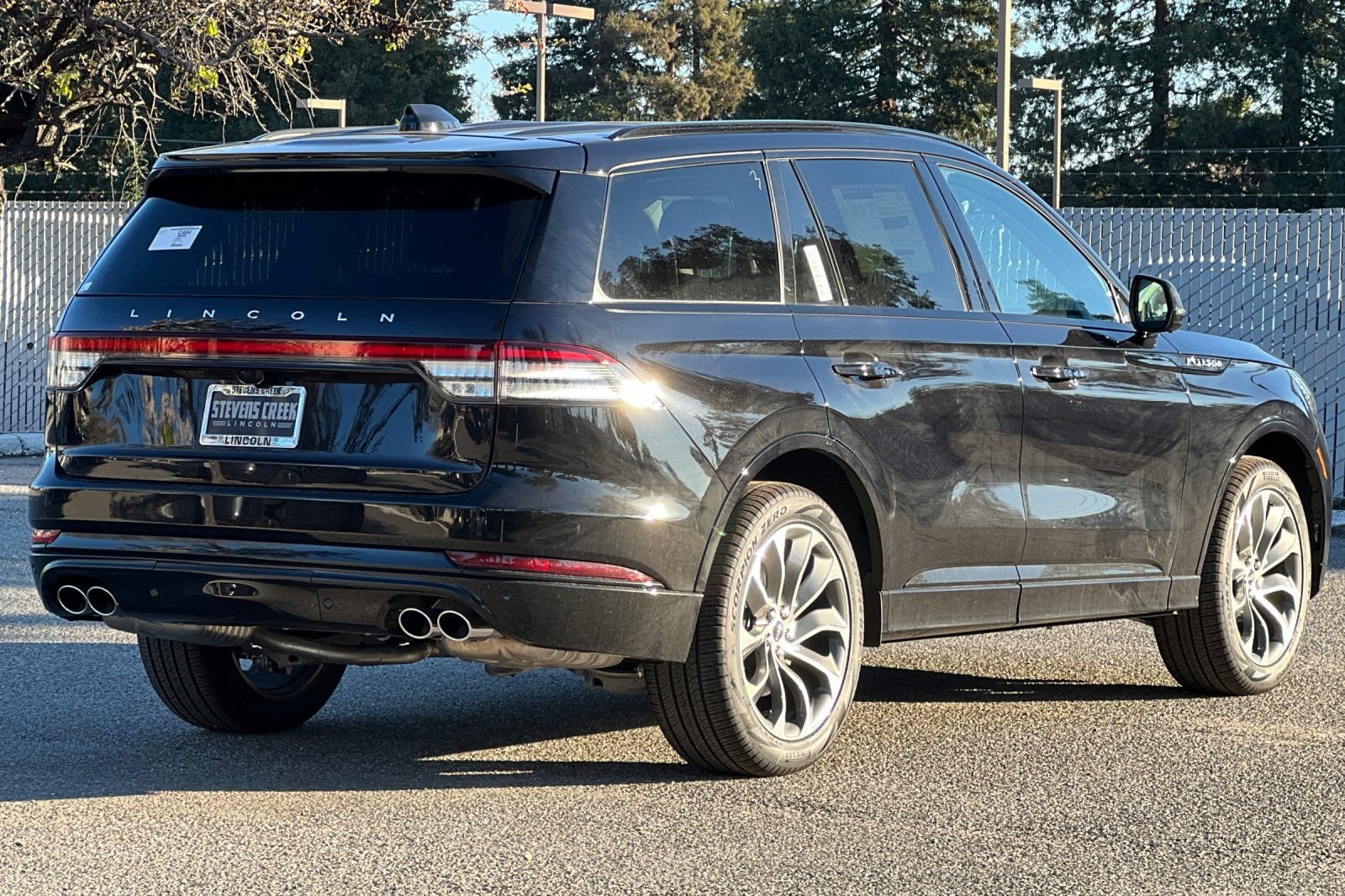 New 2026 Lincoln Aviator AWD w/ Jet Appearance Package image 4
