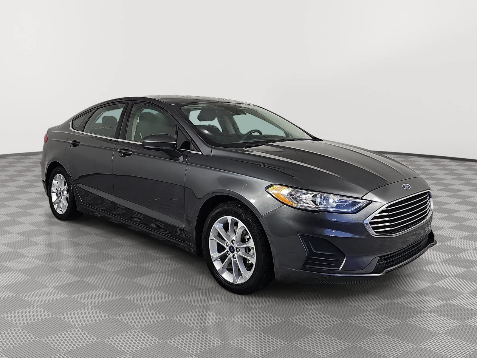 Used 2019 Ford Fusion SE FWD image 2