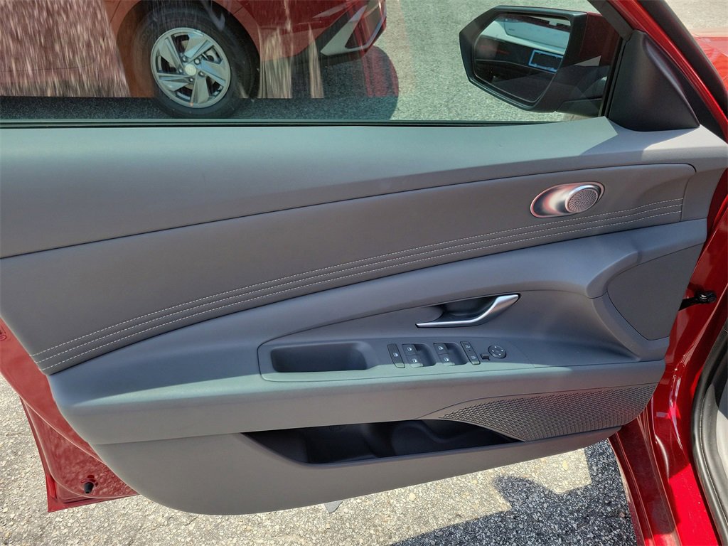 Used 2025 Hyundai Elantra SEL image 6
