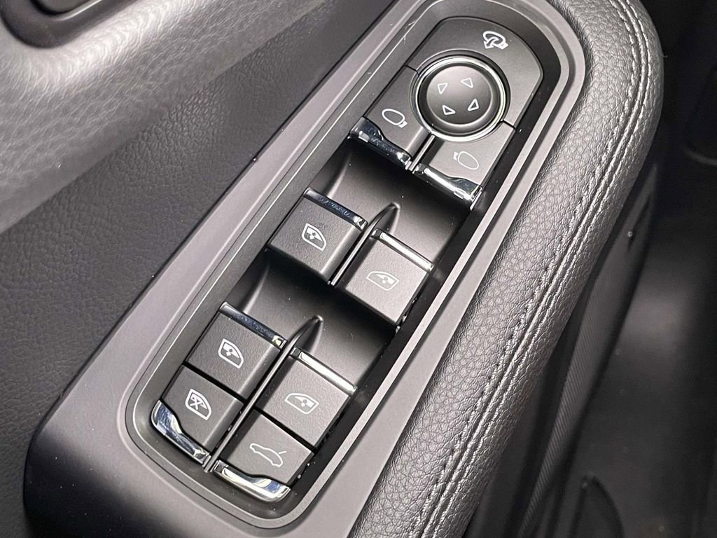 New 2025 Porsche Macan Base image 39