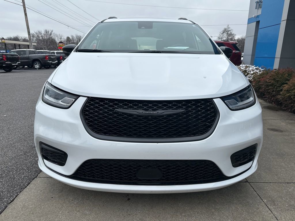 Used 2025 Chrysler Pacifica Limited image 4