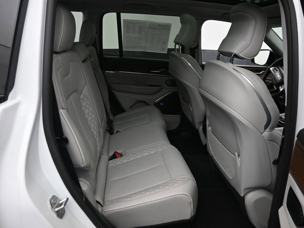 Used 2022 Jeep Grand Cherokee Summit AWD/4WD image 8