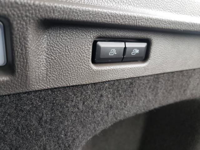 Used 2022 Lincoln Corsair Standard w/ Equipment Group 101A image 12