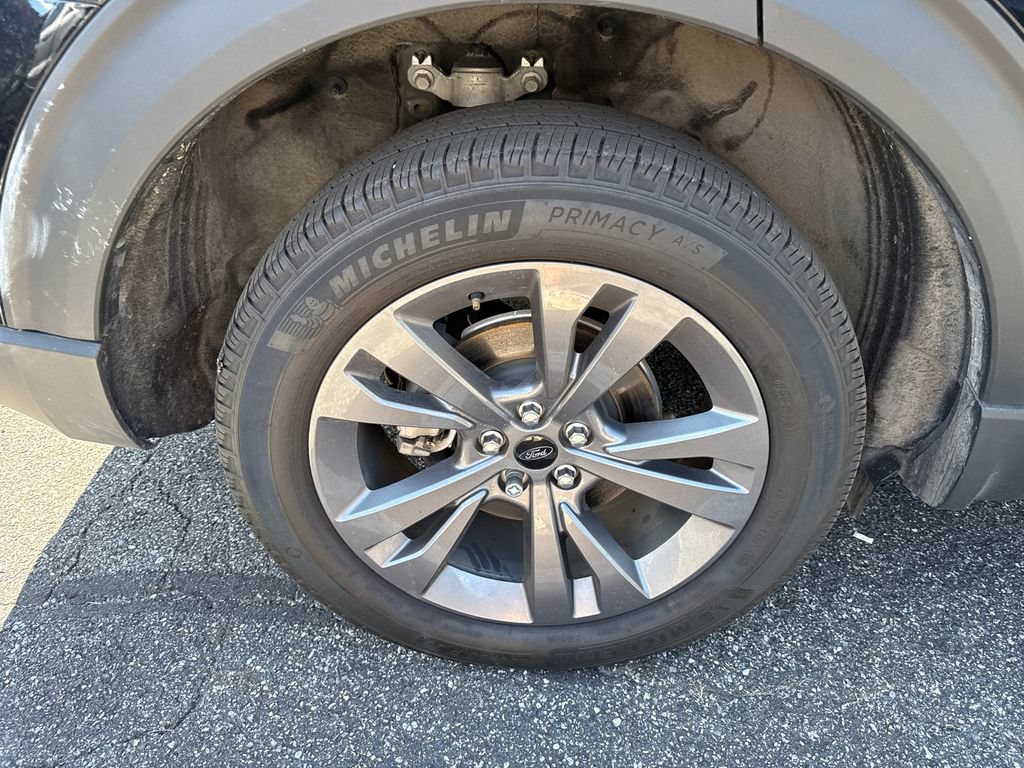 Used 2024 Ford Explorer XLT w/ Equipment Group 202A AWD/4WD image 17