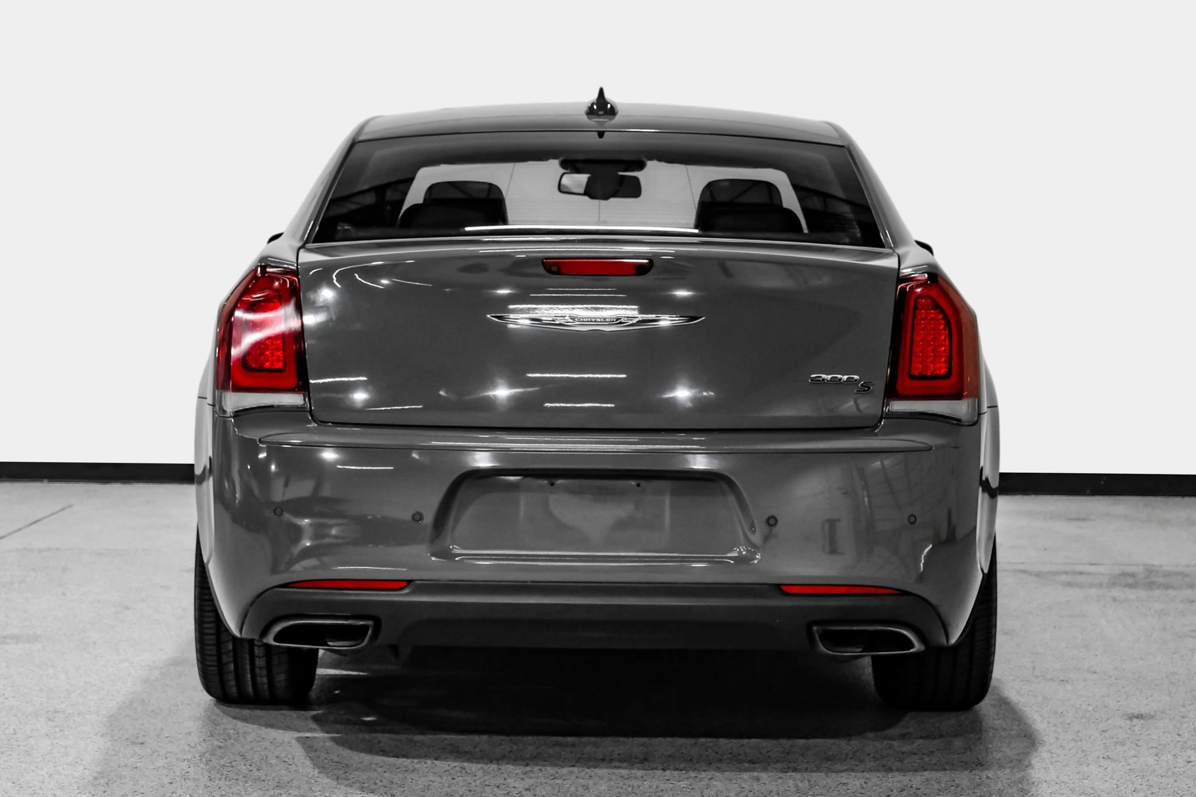 Used 2018 Chrysler 300 S w/ 300S Premium Group RWD image 7