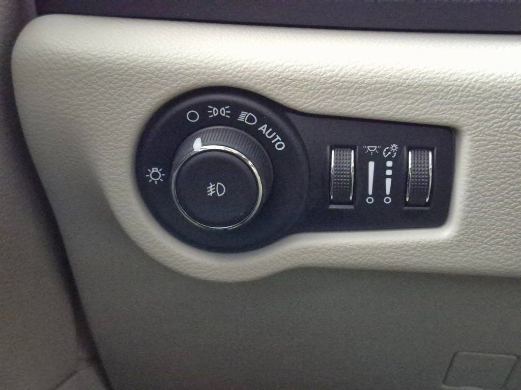 Used 2023 Chrysler Pacifica Touring-L image 16