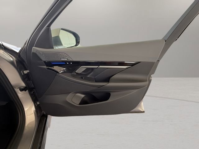 Used 2025 BMW 530i w/ Premium Package image 32