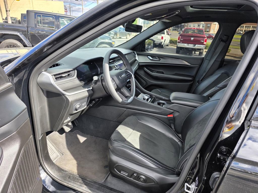 Certified 2025 Jeep Grand Cherokee Altitude image 23