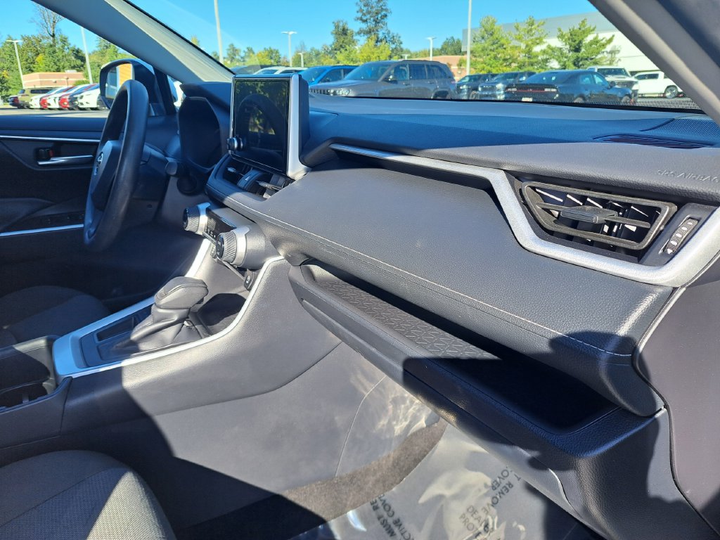 Used 2025 Toyota RAV4 XLE FWD image 33
