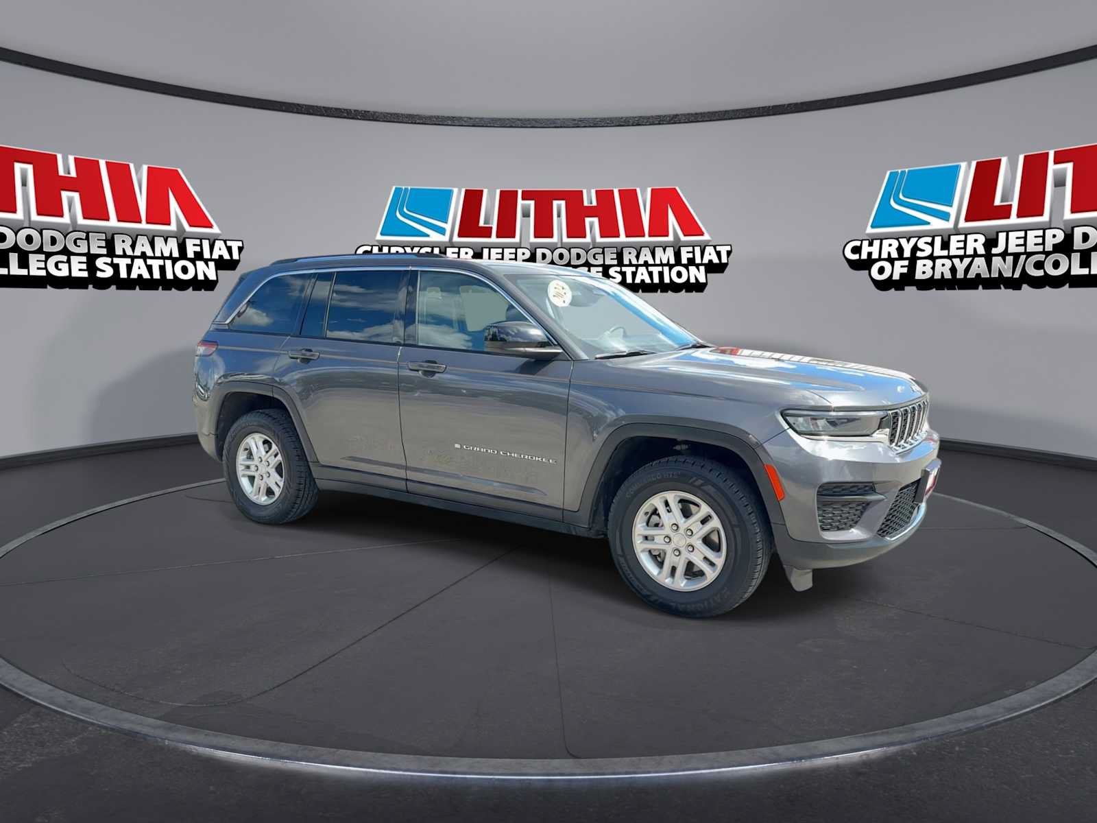 Used 2024 Jeep Grand Cherokee Laredo AWD/4WD image 9