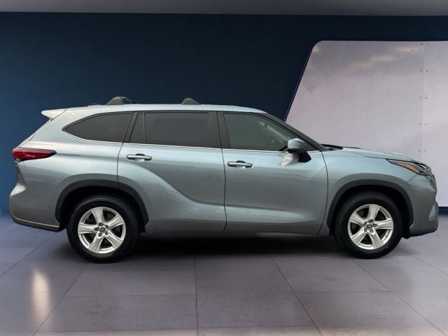 Used 2023 Toyota Highlander LE FWD image 6