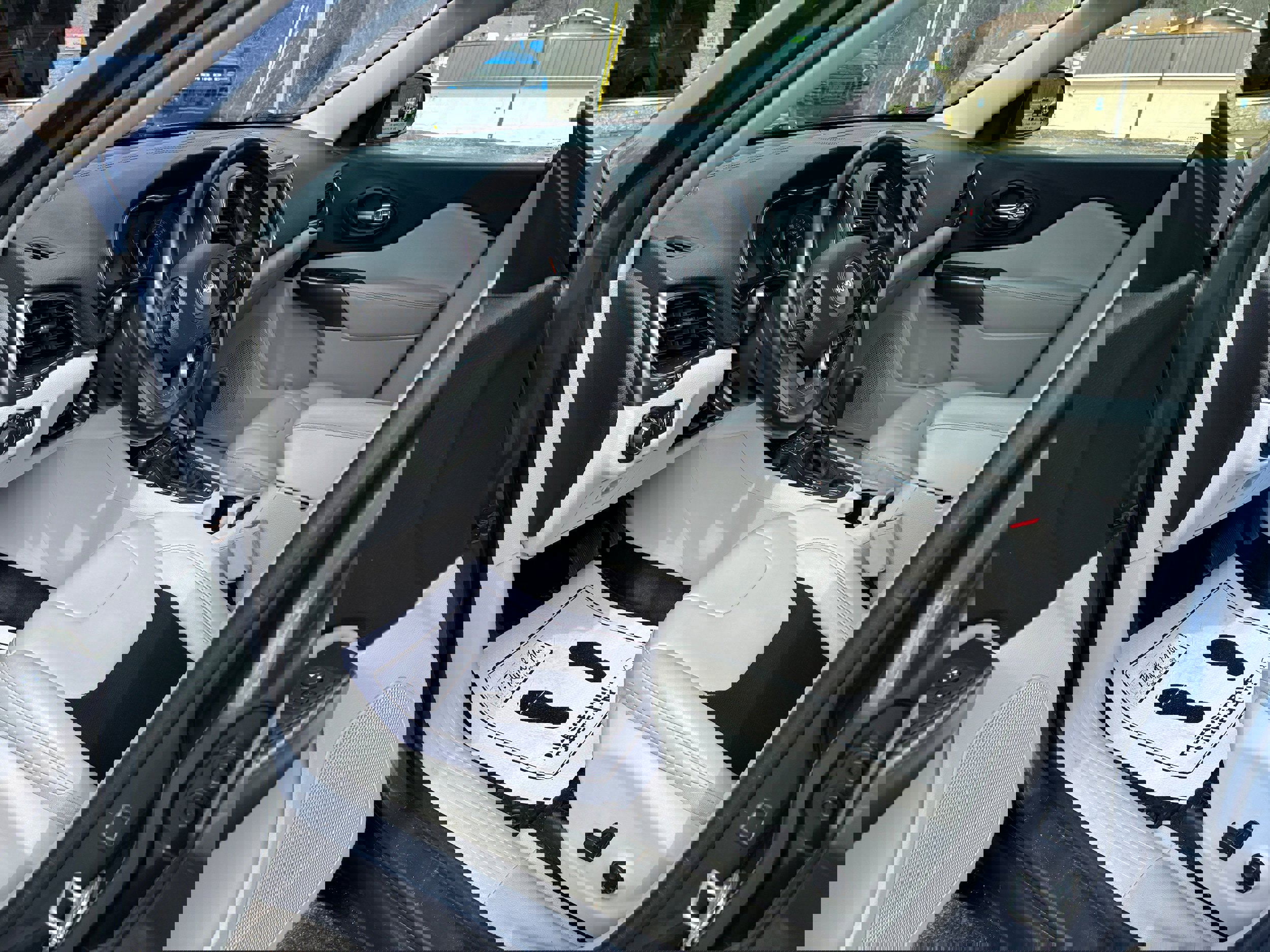 Used 2020 Jeep Cherokee Latitude Plus w/ Cold Weather Group image 10