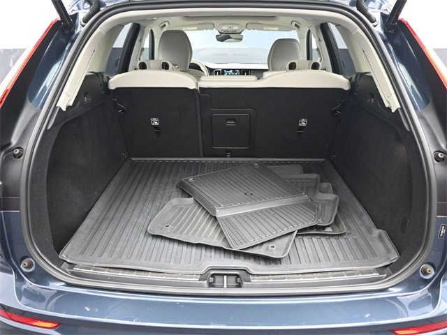 Used 2023 Volvo XC60 B5 Plus image 10