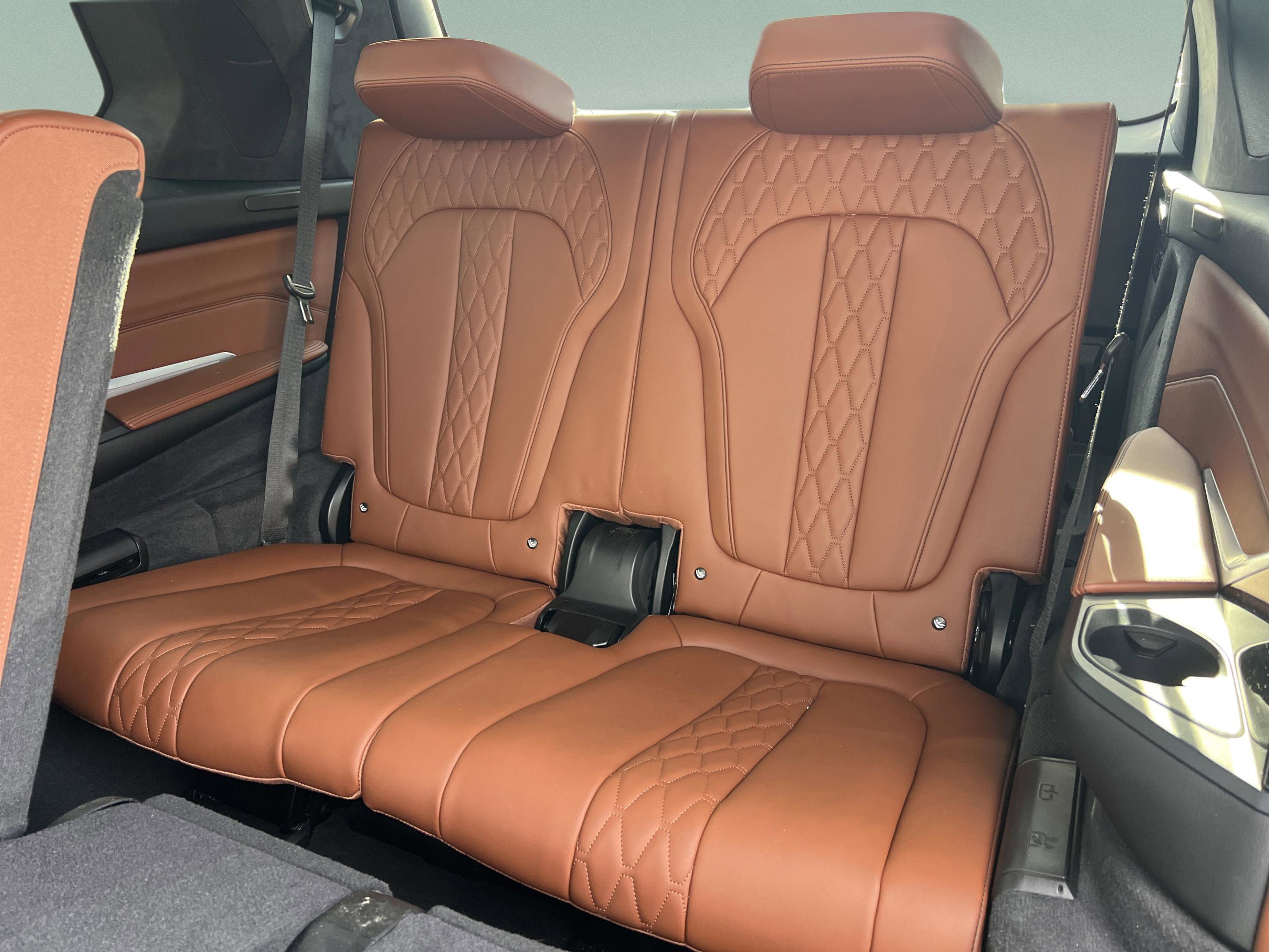 Used 2024 BMW X7 M60i image 11