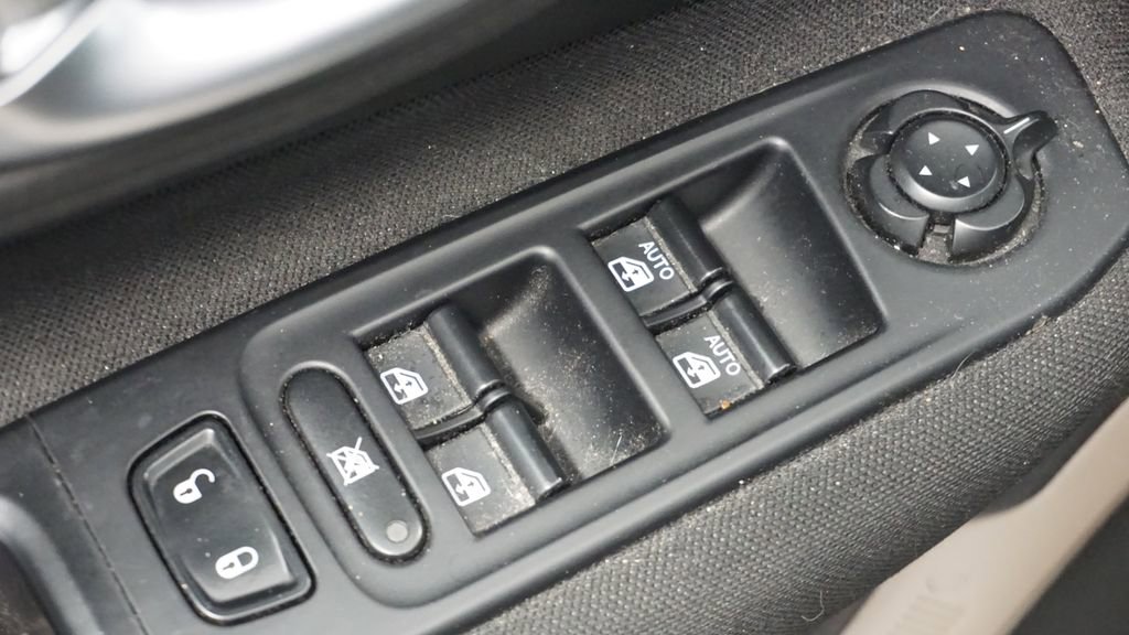 Used 2017 Jeep Renegade Latitude w/ Cold Weather Group image 29