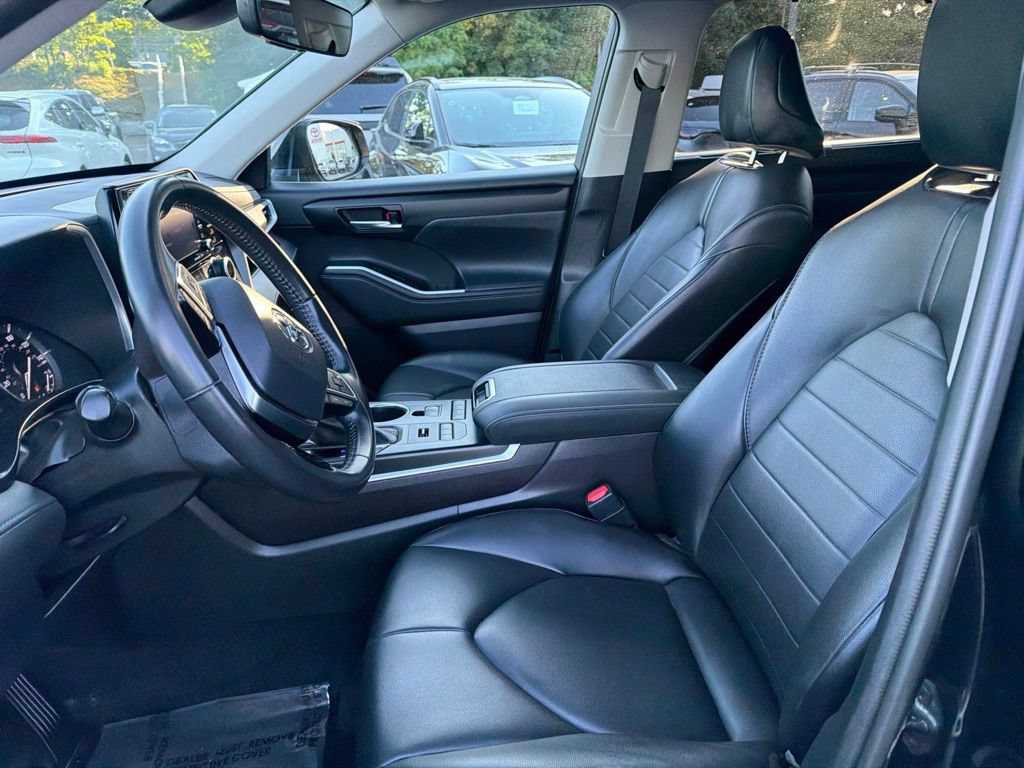 Used 2021 Toyota Highlander XLE AWD/4WD image 24