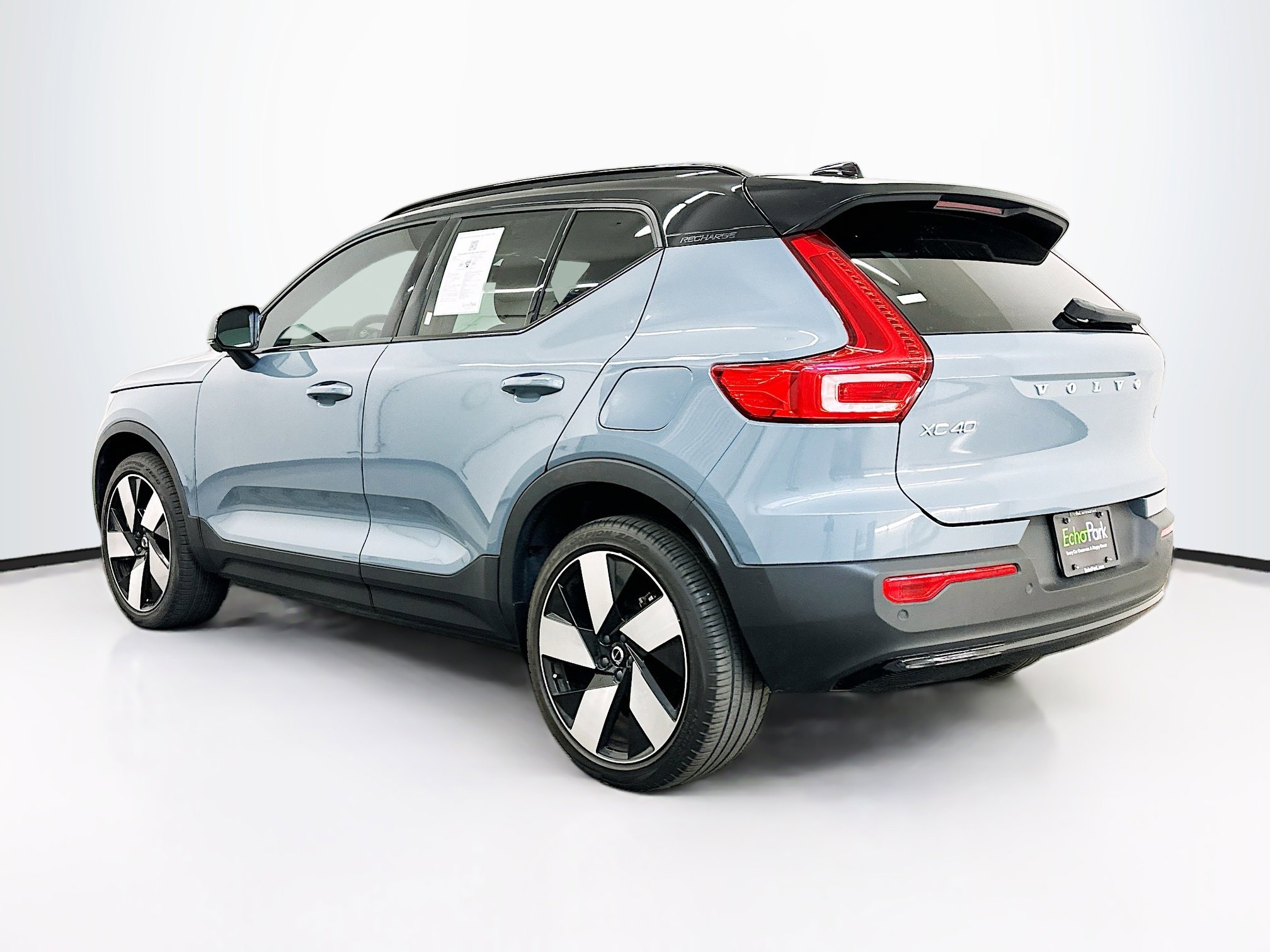 Used 2023 Volvo XC40 Recharge Plus image 5