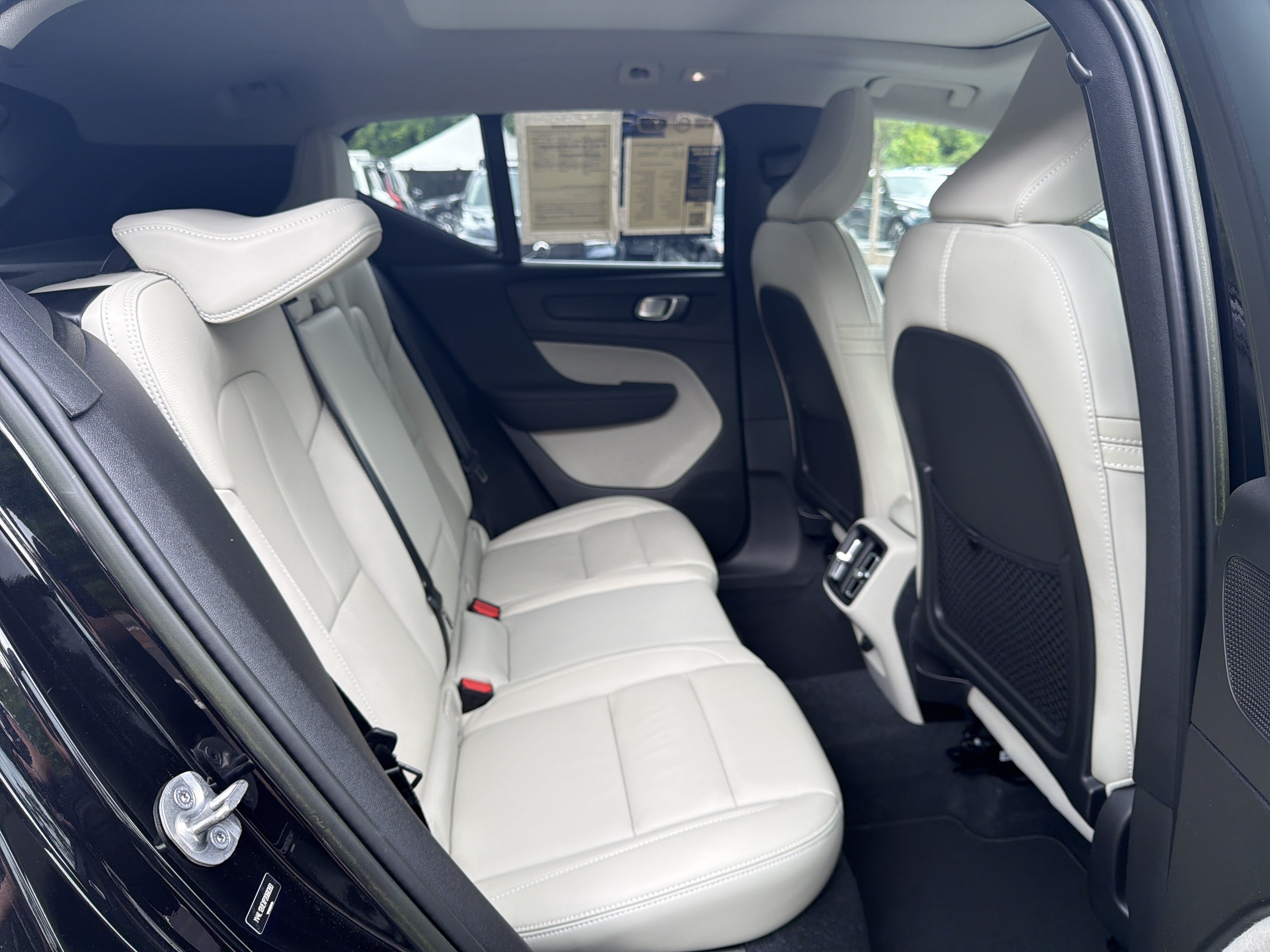 Certified 2023 Volvo XC40 B5 Plus AWD/4WD image 33