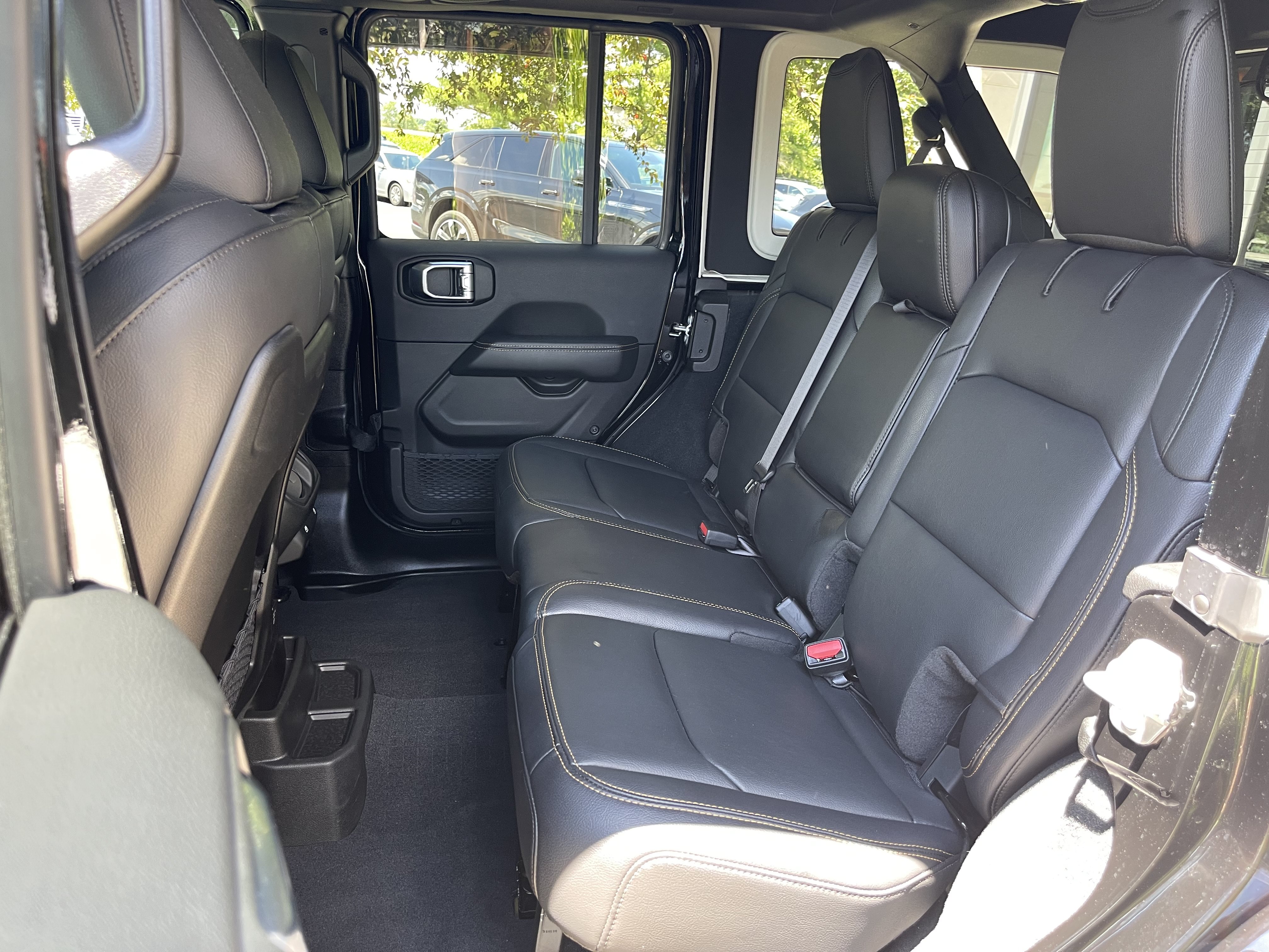 Used 2024 Jeep Wrangler Unlimited Sahara AWD/4WD image 17