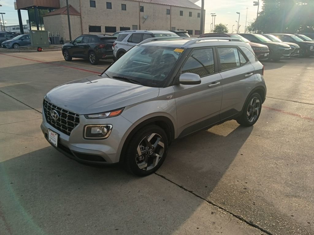 Used 2025 Hyundai Venue SEL FWD video 1