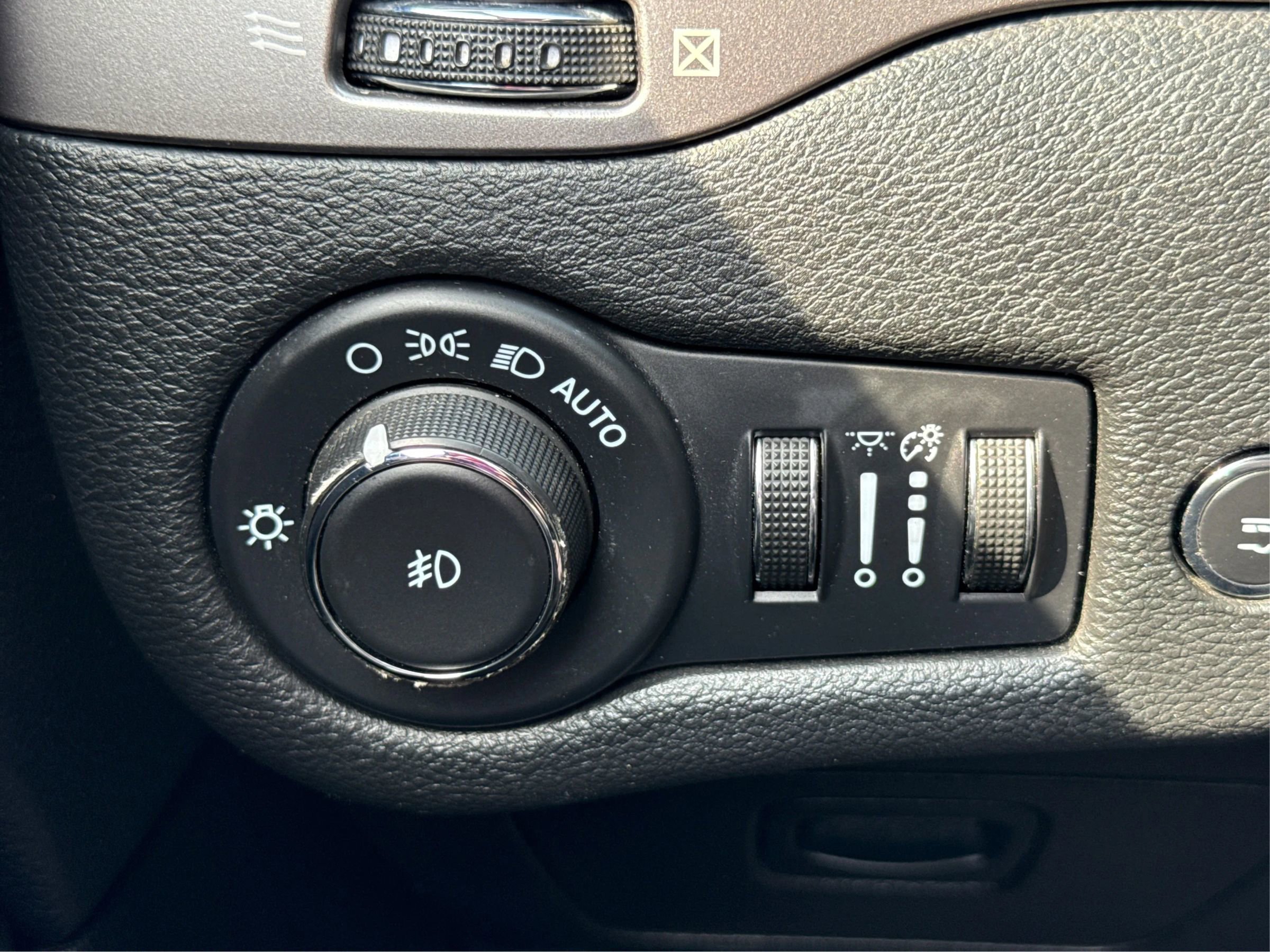 Used 2022 Jeep Cherokee Limited image 17