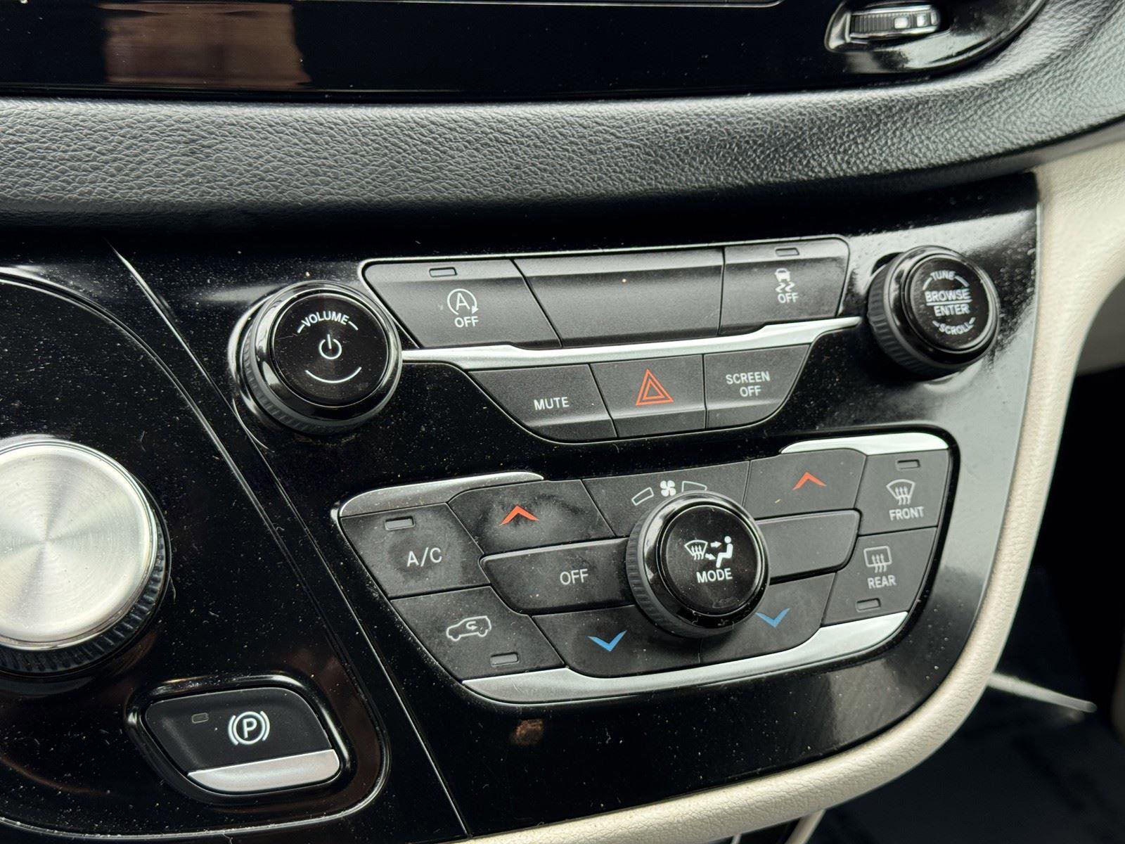 Used 2023 Chrysler Voyager LX image 15