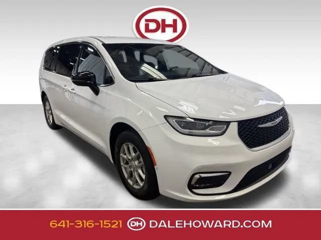 Used 2026 Chrysler Pacifica Select