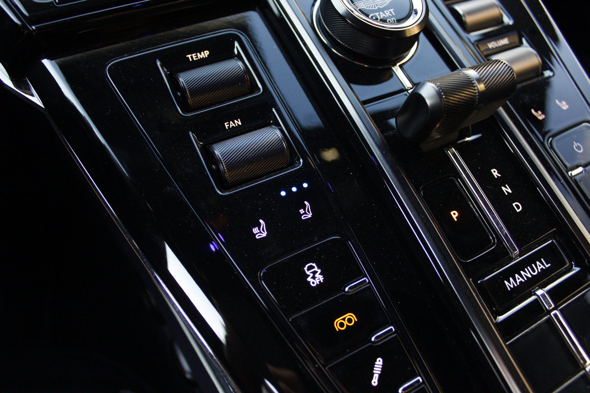 Used 2025 Aston Martin V8 Vantage Coupe RWD image 37