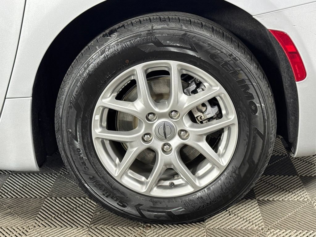 Certified 2024 Chrysler Pacifica Touring-L FWD image 12