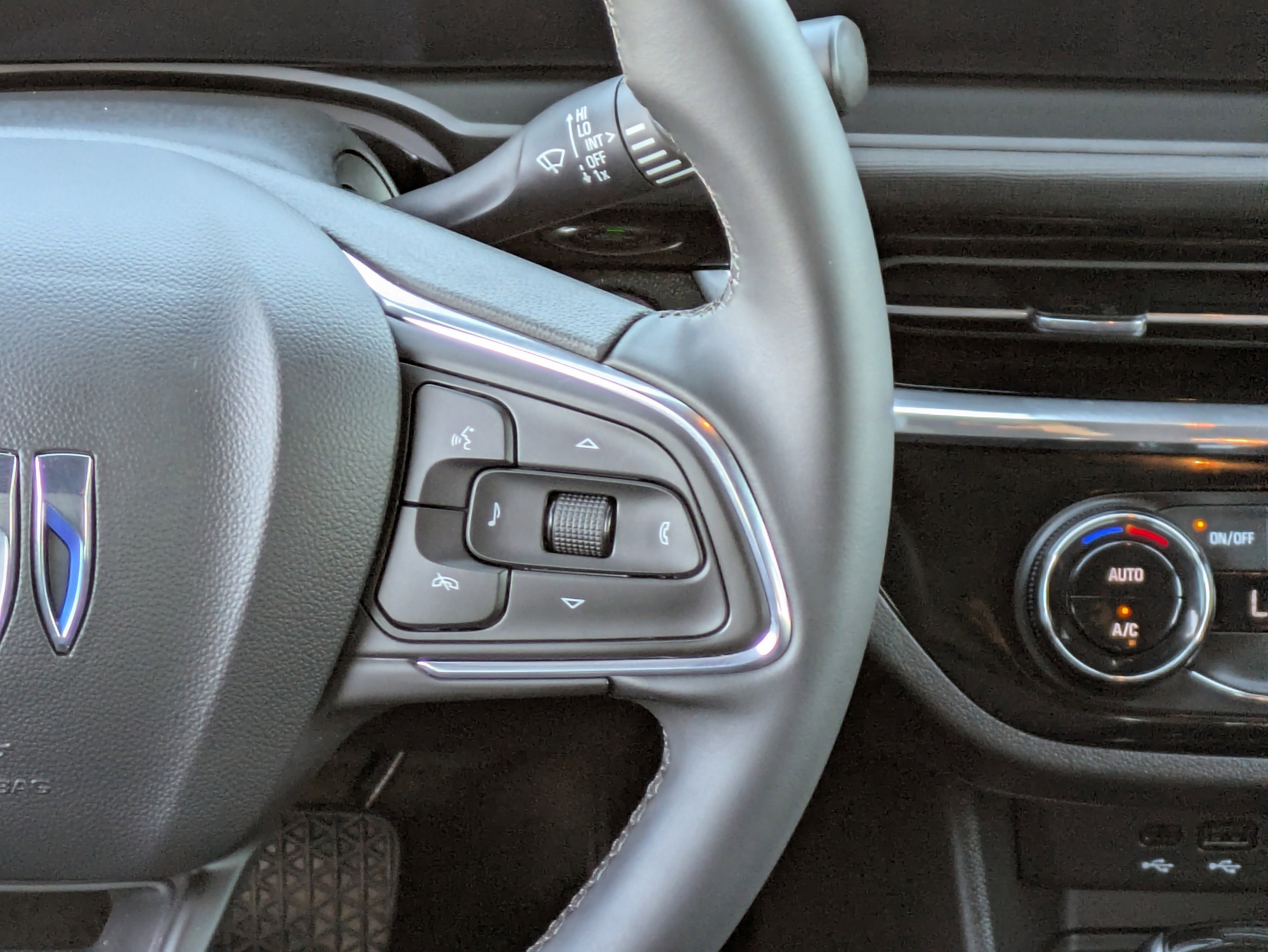 Used 2025 Buick Envista Sport Touring image 23