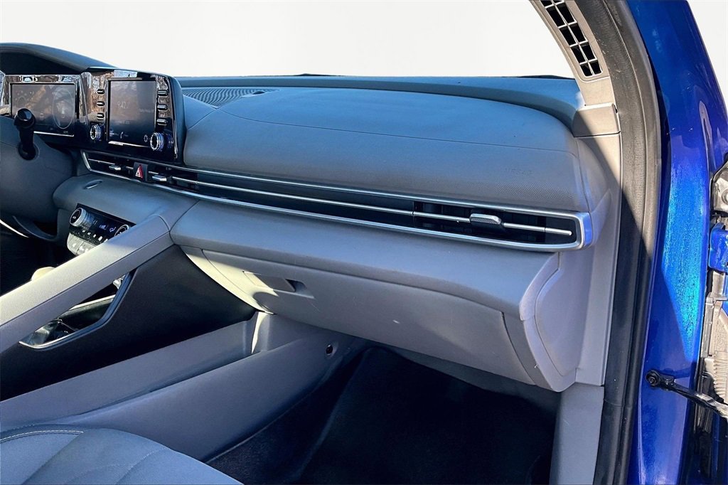 Used 2022 Hyundai Elantra SEL w/ Convenience + Premium Package image 17