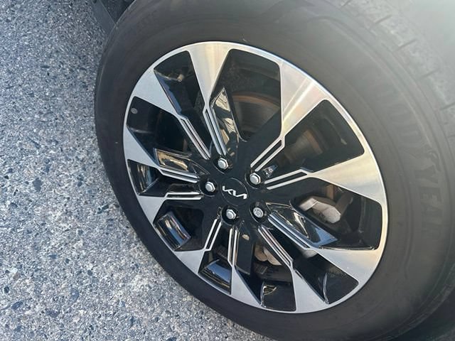 Certified 2024 Kia Carnival EX FWD image 2
