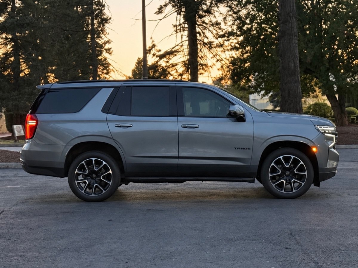 Used 2022 Chevrolet Tahoe RST w/ Luxury Package AWD/4WD image 2