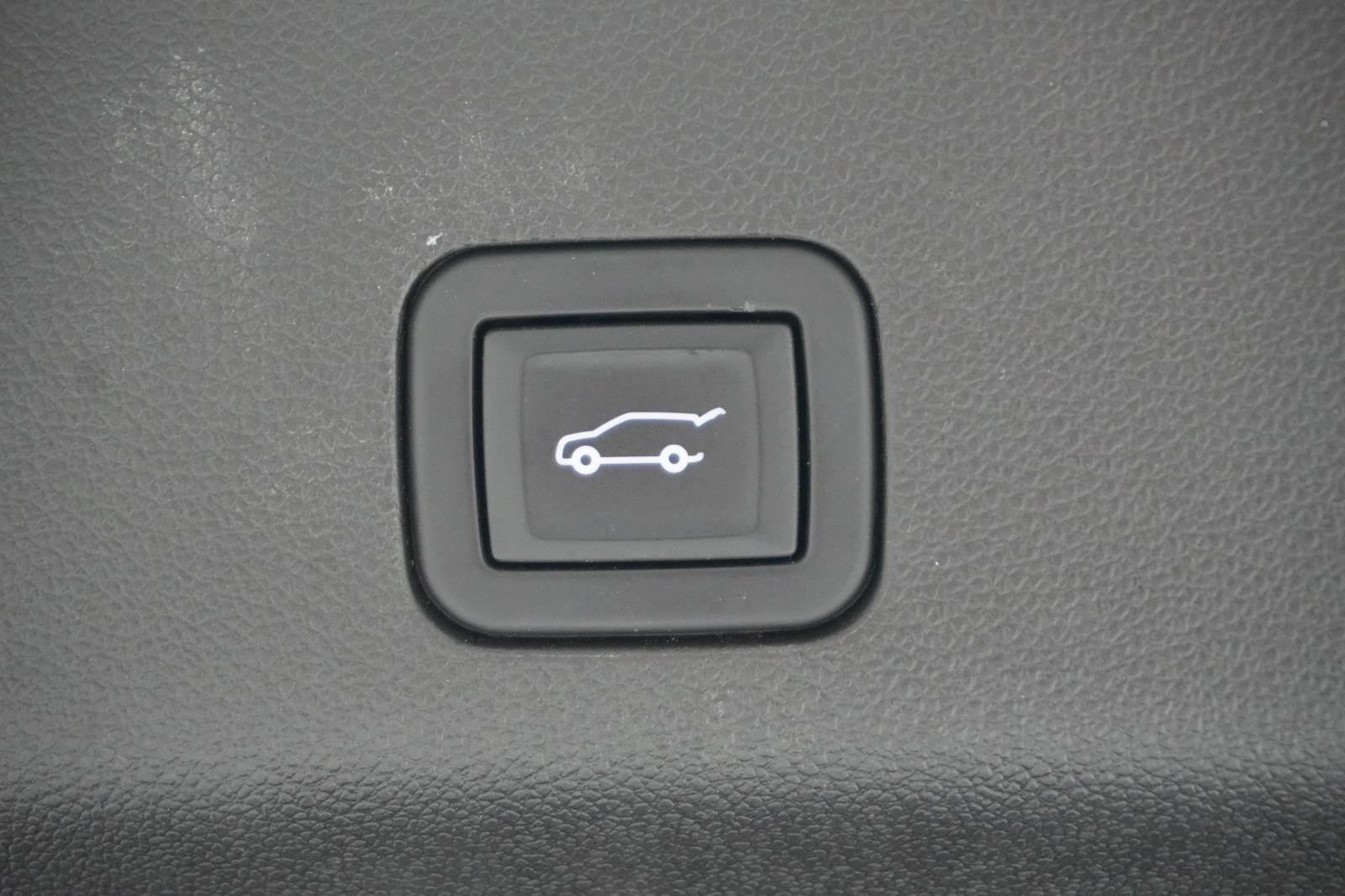 Used 2021 Chevrolet Suburban Premier w/ Premium Package image 8