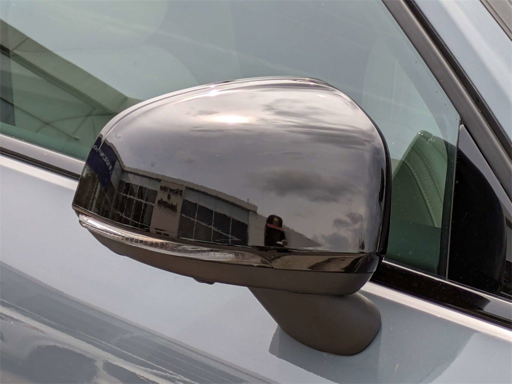 Used 2023 Volvo XC40 B5 Ultimate image 12